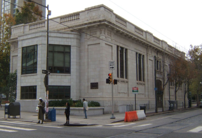 Walnut Street West Branch of the Free Library of Philadelphia (Davidt8/Wikipedia)